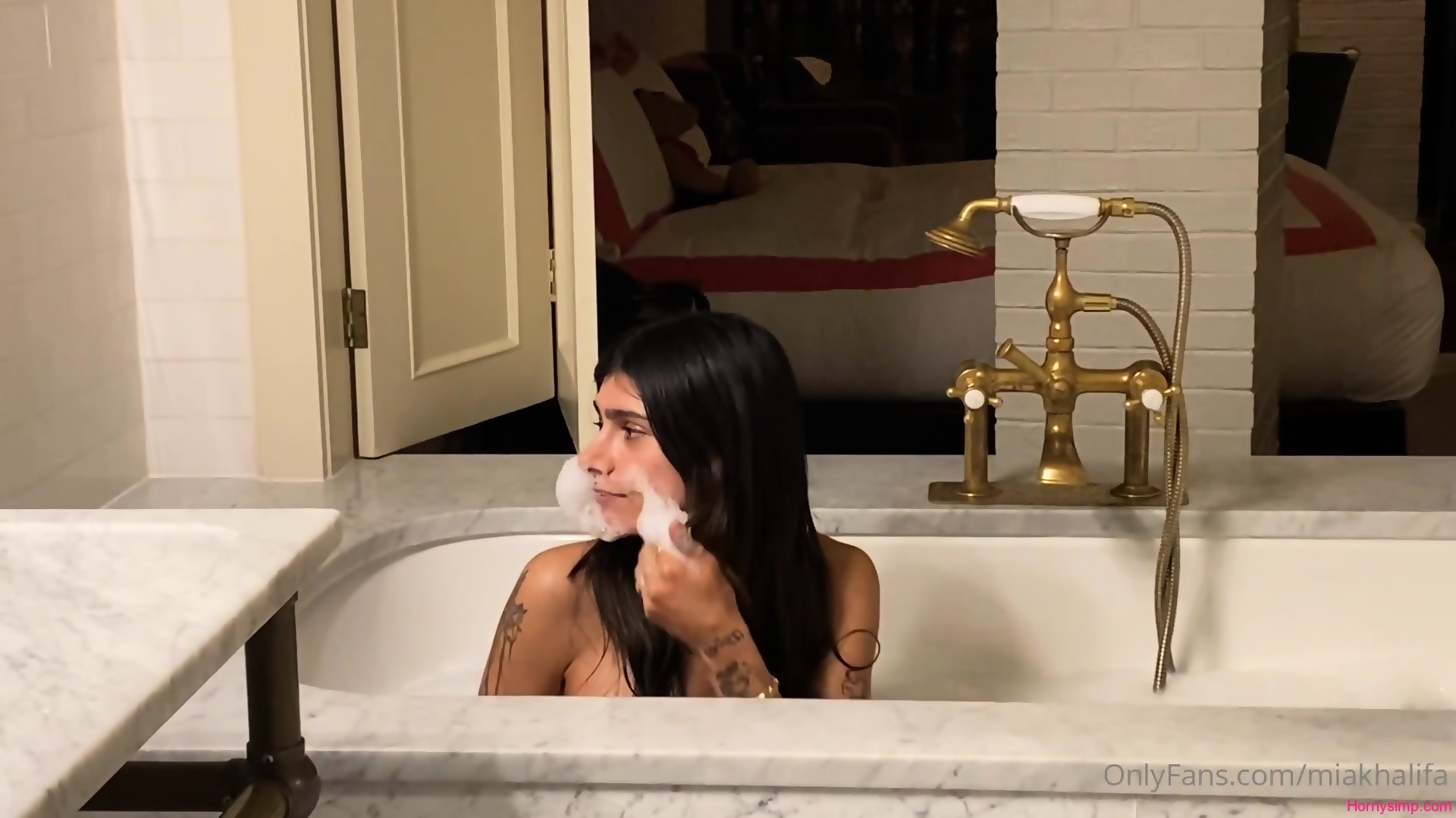 aawara aashiq add photo mia khalifa bath tub