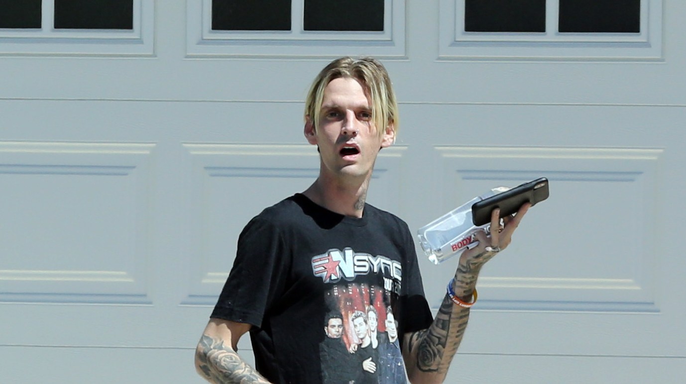 aaron carter barefoot