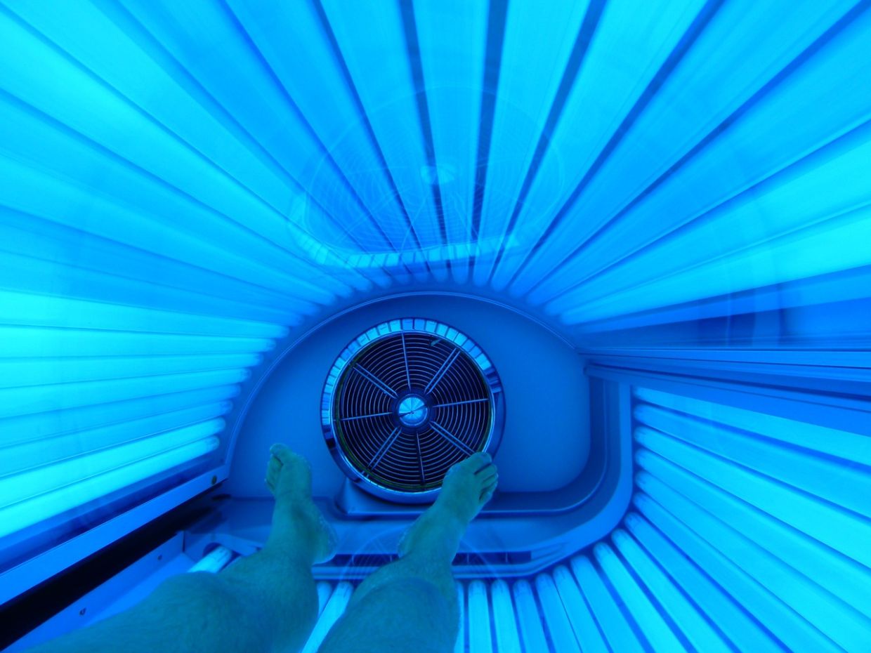 Hidden Cam In Tanning Bed zu viert