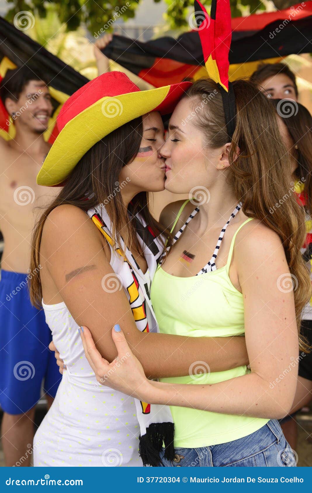 alex louis recommends lesbian brazilian kiss pic