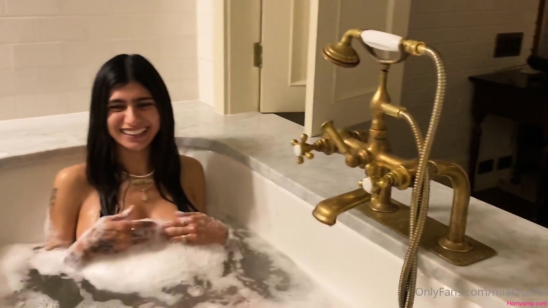 mia khalifa bath