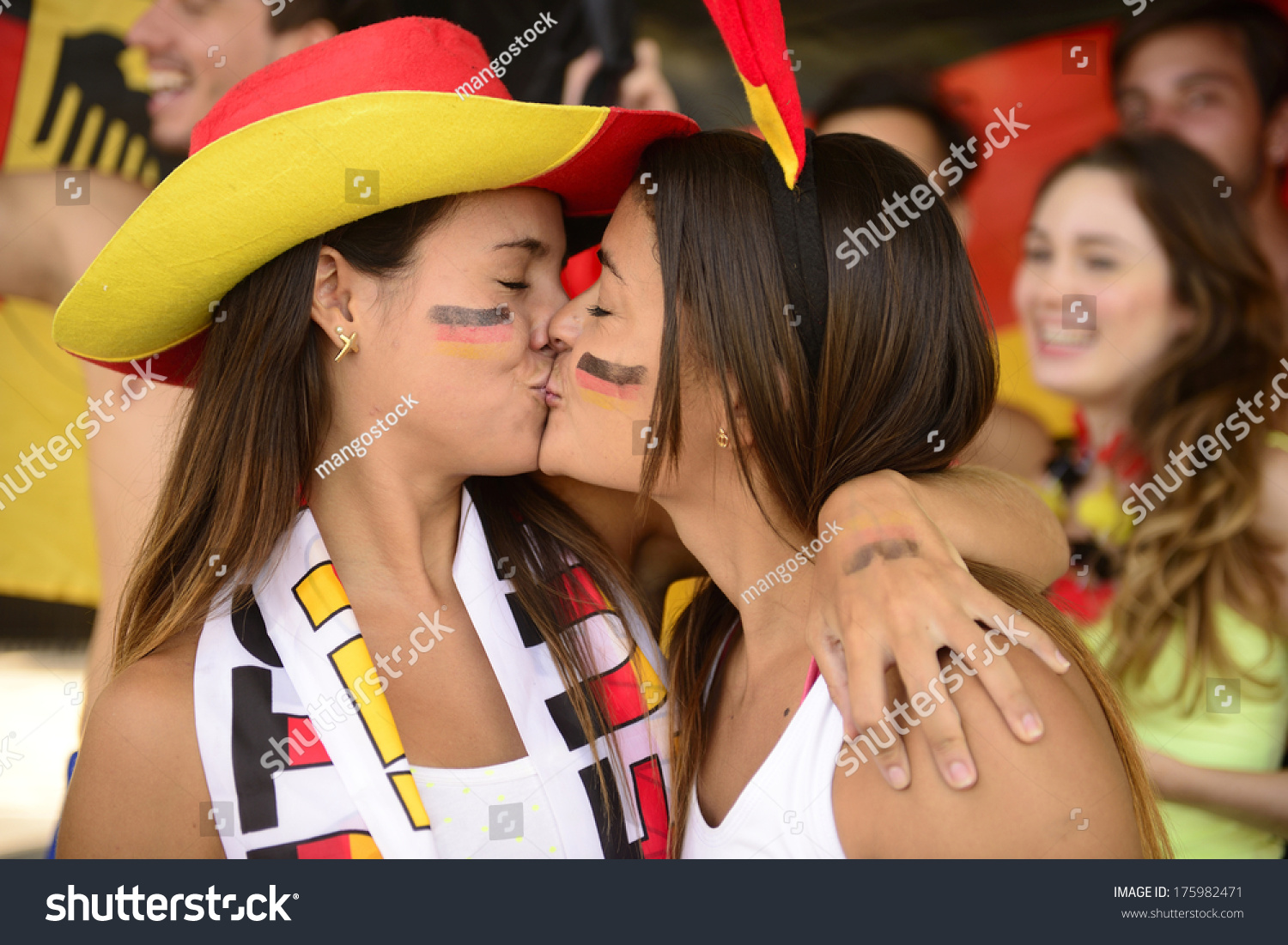 avita fernandes recommends lesbian brazilian kiss pic