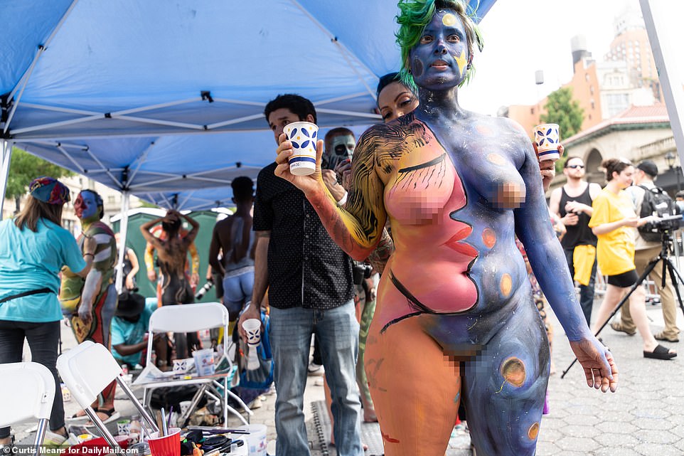 Nude Body Paint Festival arsch bleaching