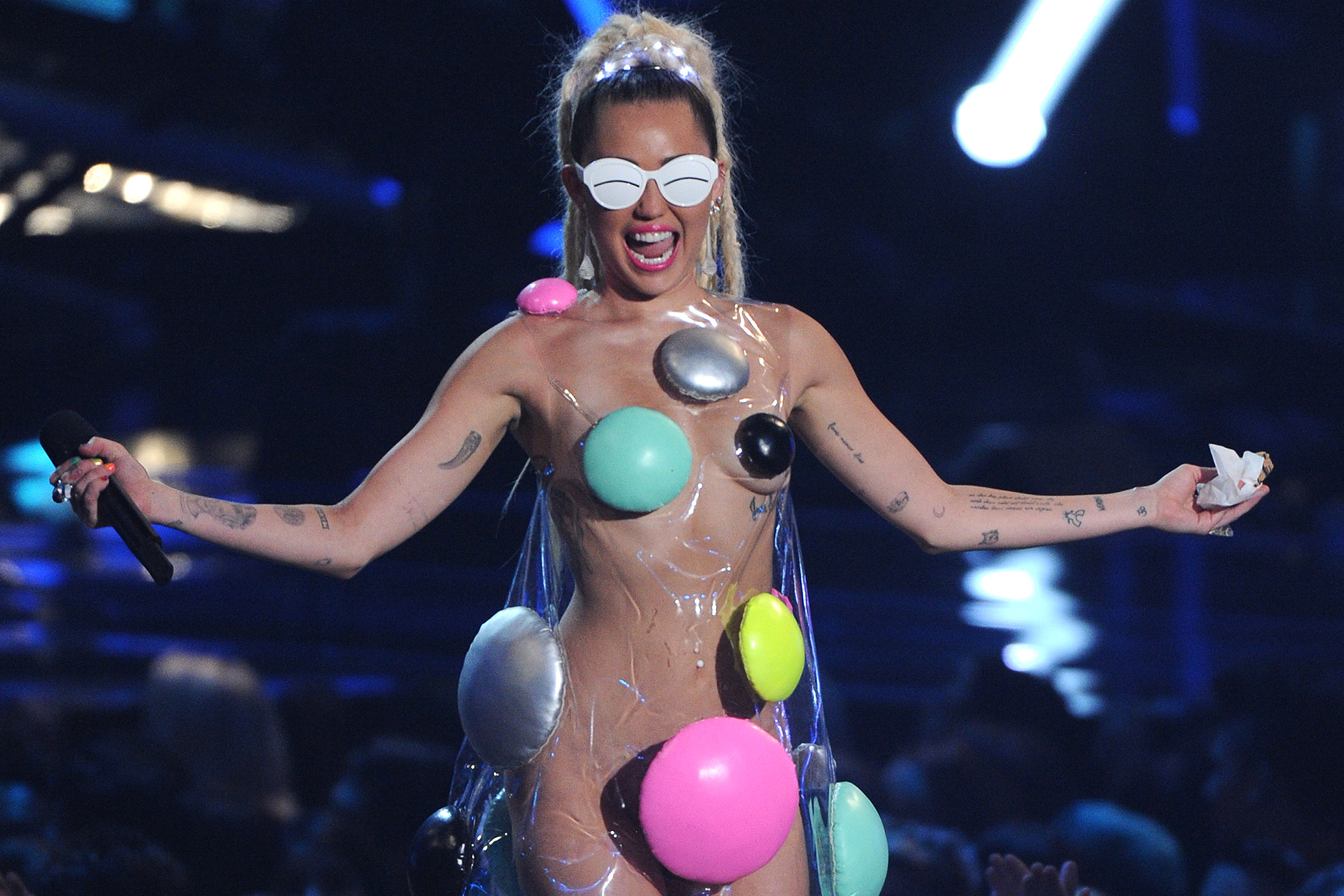 Miley Cyrus Performing Nude music plugin