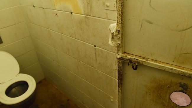 cindy gatewood recommends Glory Hole In Bathroom