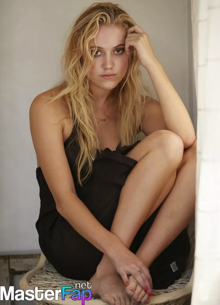 britt raes recommends maika monroe naked pic