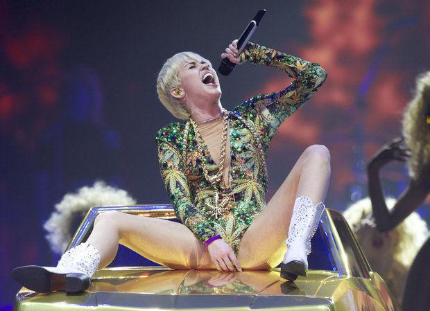 miley cyrus performing nude