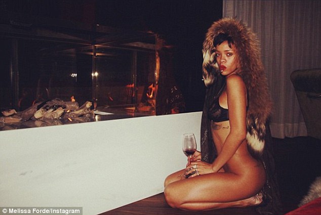 chareth cutestory recommends Rihanna Photoshoot Nude