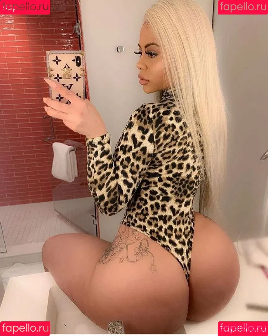 Strella Katt Onlyfans stim dick